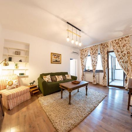 Theatre Rooftop Apartment With Patio Bucureşti Exterior foto