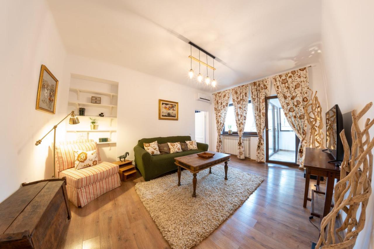 Theatre Rooftop Apartment With Patio Bucureşti Exterior foto
