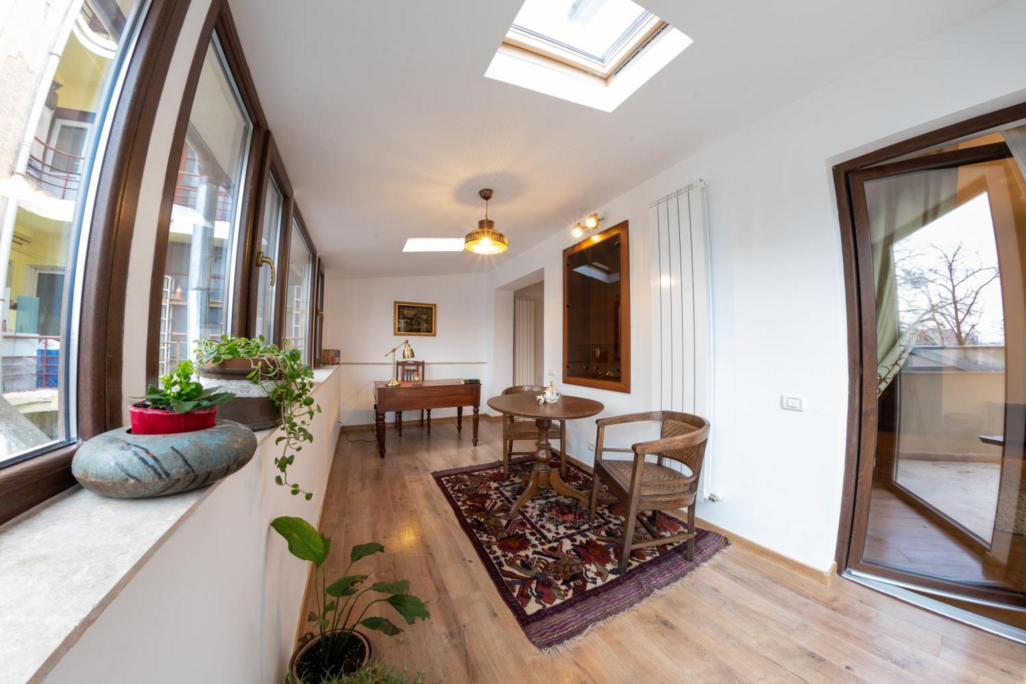 Theatre Rooftop Apartment With Patio Bucureşti Exterior foto